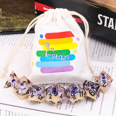Hand, die Mini Polyhedral Dice Set Sturdy Vielzweck für Geschenke reibt