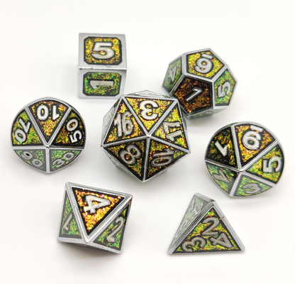 Handgemachte RPG-Würfel stellten ordentliche Grate ein, die Gold Oberflächen überzog
