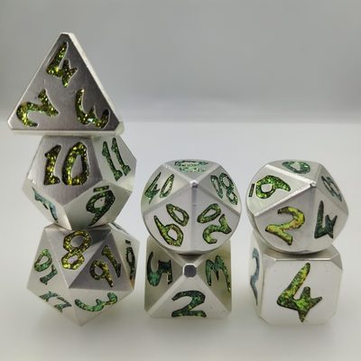 Feuchtigkeitsbeständig, handpoliert für Hammer und Yahtzee. Verschleißfeste kleine D20-Würfel