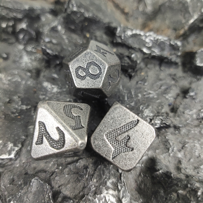 Anti-Verschleiß-Metall-Würfel handgeschnitzt für Dungeon And Dragon Metall-Gaming-Würfel Handbuch