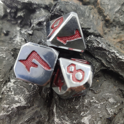 Mehrzweck-kleine Metallwürfel, rotes Würfel-Polyeder-Set für Dungeons und Drachen, Silber-Rot