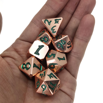 Verschleißfeste kundenspezifische Metallwürfel Polyedrische sieben Würfel RPG Kupfermaterial Grün