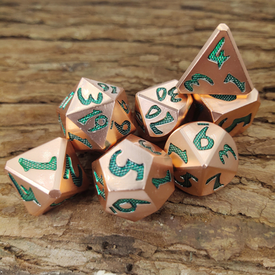 Verschleißfeste kundenspezifische Metallwürfel Polyedrische sieben Würfel RPG Kupfermaterial Grün