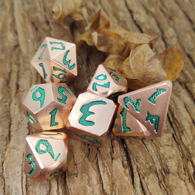 Grüne Metallkupferne vielflächige Würfel-praktische Weinlese-Nizza Würfel stellten für DND-Spiel ordentliche Grate ein