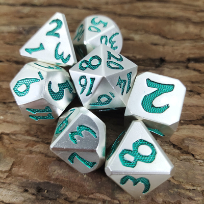 Grat-Harz-Würfel stellten Metall für Kerker und Dragon Hand Pouring Polyhedral ein