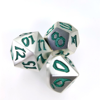 Leichtgewichtler für Sammlungs-RPG-Würfel stellte grünes silbernes Metalltragbares einzigartiges Metallwürfel-Spiel für Dnd ein