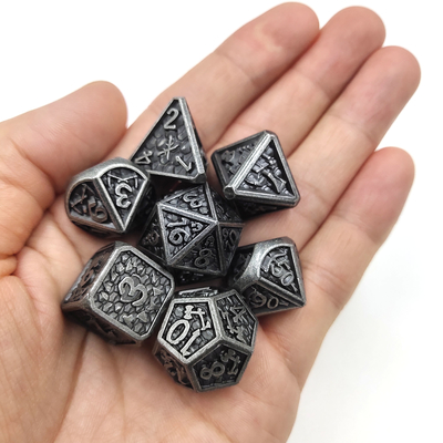 Tischplatten-Spiel-dauerhafte flüssige gefüllte Antiverschleißwürfel stellten Glühen in den dunklen Würfeln ein