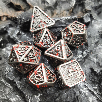 Handgefertigtes polyedrisches Würfelset aus Metall für RPG-Spiele in Silber und Schwarz