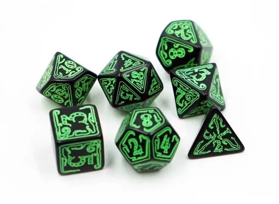 Modisches RPG-Spiel Würfel-Set 20mm Schwarzer Hintergrund Farbmuster