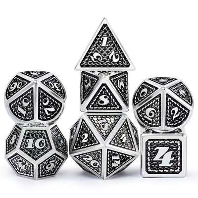 Massivmetallwürfel auf Drachenskala Mehrfarbiger DND-RPG Helle Farben
