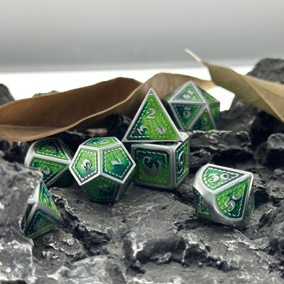 Massivmetallwürfel auf Drachenskala Mehrfarbiger DND-RPG Helle Farben