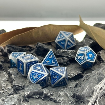 Massivmetallwürfel auf Drachenskala Mehrfarbiger DND-RPG Helle Farben