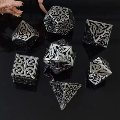 Verflochtenes Hollow DND RPG Metall Würfel Drache und Untergrund City Brettspiel
