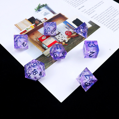 Purpurweißer Strömungssand Himmel Nummer Harz Vielseitiges Würfelspiel Drachen und Dungeon City Dnd Würfel