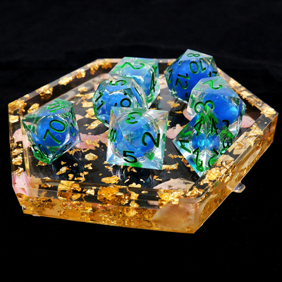 Durchsichtige blaue flüssige natürliche Harz-Desktop-Spiel Würfel-Set dnd Würfel