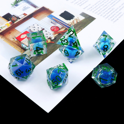 Durchsichtige blaue flüssige natürliche Harz-Desktop-Spiel Würfel-Set dnd Würfel