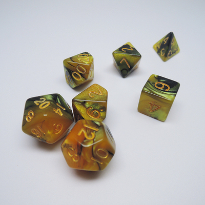 Gelb und Schwarz Marmor Harz RPG Würfel Desktop-Spiel Würfel Set