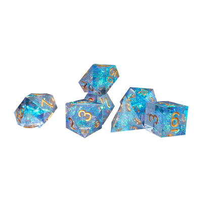 Blaue und farbige Harz-Figuren spielen ein Multi-Noodle-Wurf-Set Dragon und Dungeon Dnd Würfel