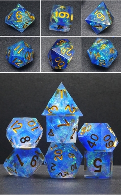 Blaue und farbige Harz-Figuren spielen ein Multi-Noodle-Wurf-Set Dragon und Dungeon Dnd Würfel
