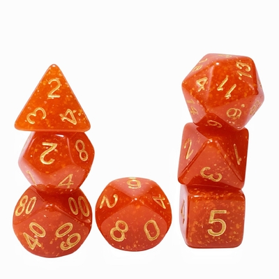Lichtgoldpulver, orangefarbenes Harz, Charakter, das ein Brettspiel mit Würfeln spielt.