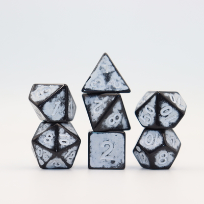 Antike alte schwarze Rücken rotes Harz Charakter Spielen Brettspiel Würfel Set DND Würfel