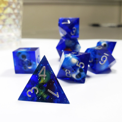 Blue Crystal Skull Resin Boarding Dice Set Drache und Dungeon
