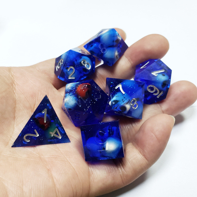 Blue Crystal Skull Resin Boarding Dice Set Drache und Dungeon