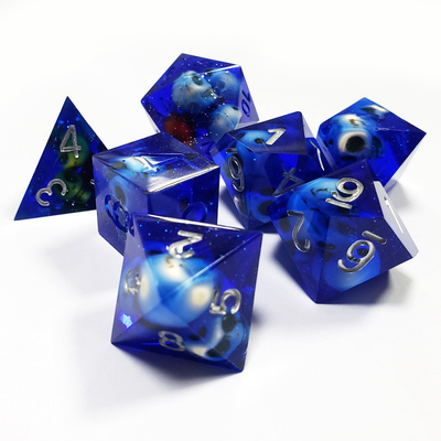 Blue Crystal Skull Resin Boarding Dice Set Drache und Dungeon