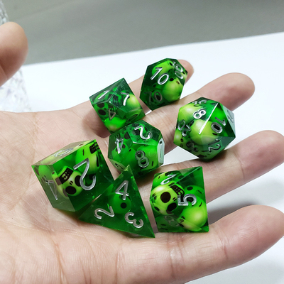 Grüner Kristallschädel Resin Boarding Würfel Set Drache und Dungeon