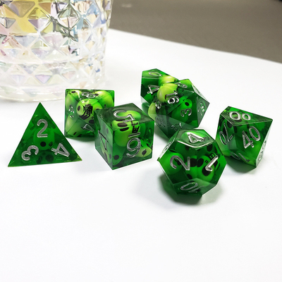 Grüner Kristallschädel Resin Boarding Würfel Set Drache und Dungeon