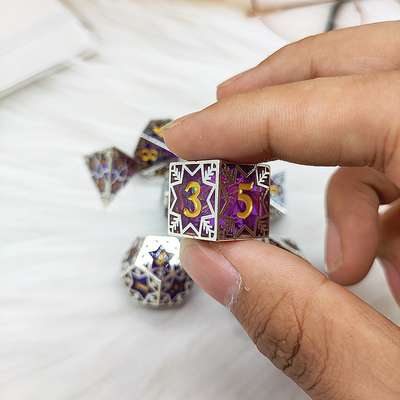 Violettharz und Schneeflocken-Metallrahmen Tisch-Rollenspiel spezifisches mehrseitiges Würfelset