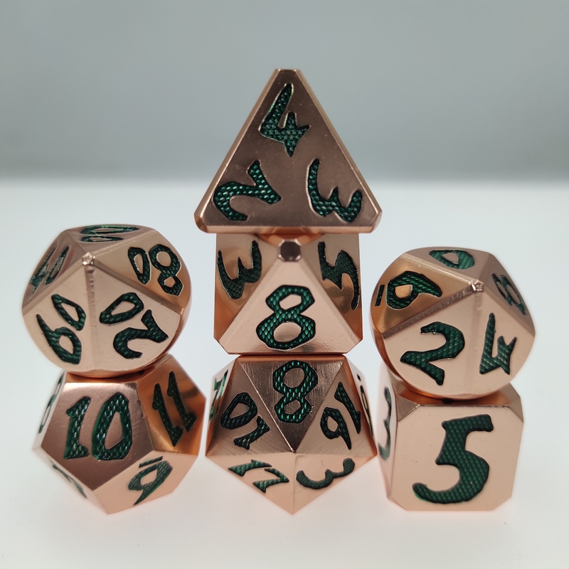 Handgefertigtes polyedrisches Würfelset mit scharfer Kante, hochwertiges Metall, spezielle Hände, die sich grün anfühlen, für RPG-Spiele