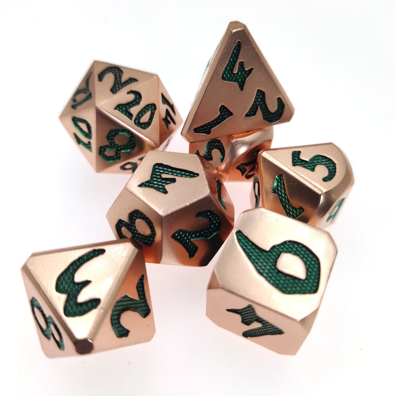 Grüne Metallkupferne vielflächige Würfel-praktische Weinlese-Nizza Würfel stellten für DND-Spiel ordentliche Grate ein