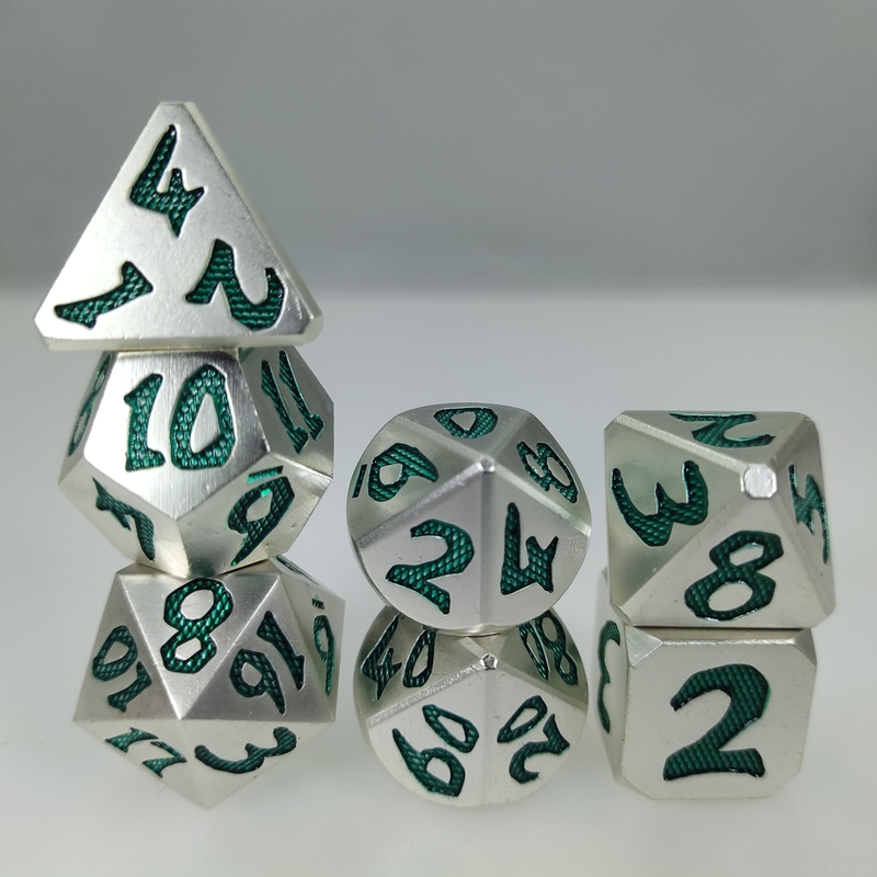 Leichtgewichtler für Sammlungs-RPG-Würfel stellte grünes silbernes Metalltragbares einzigartiges Metallwürfel-Spiel für Dnd ein