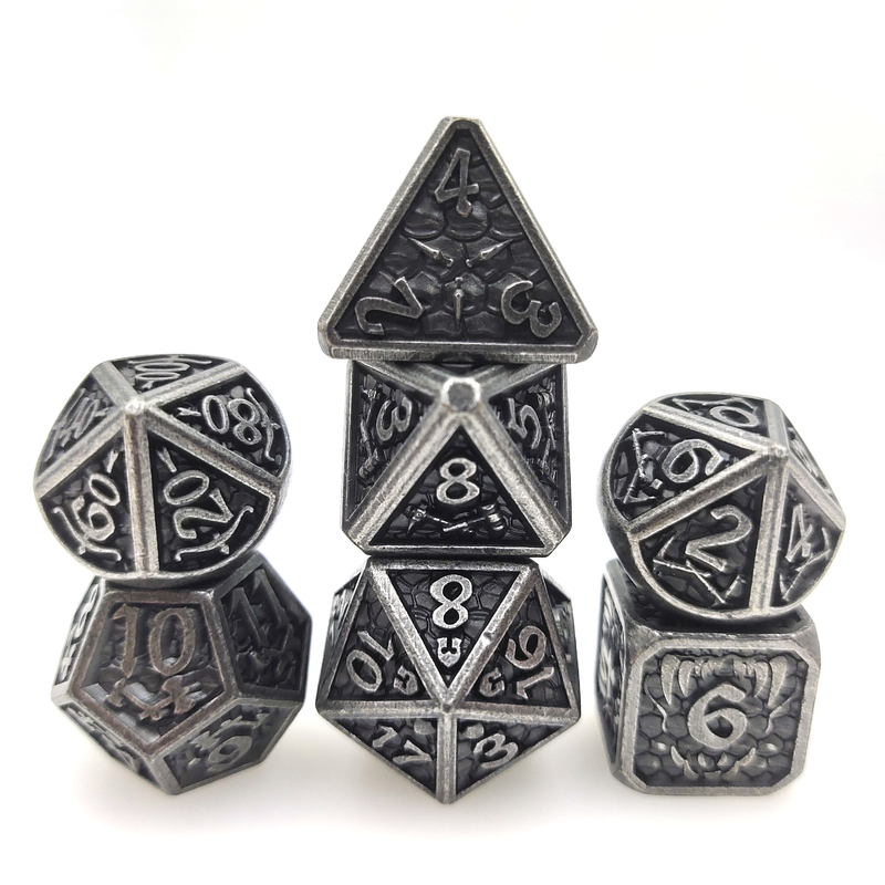 Wasserdichtes, scharfkantiges RPG-Würfelset aus Metall, 7-teilig, praktisch, robust, polyedrisch, schwarz-weiß