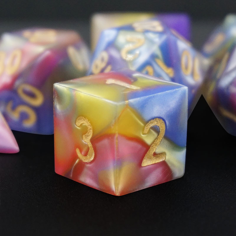 Drei Farben von Marmorharz Rpg Würfel mit Universal Logo