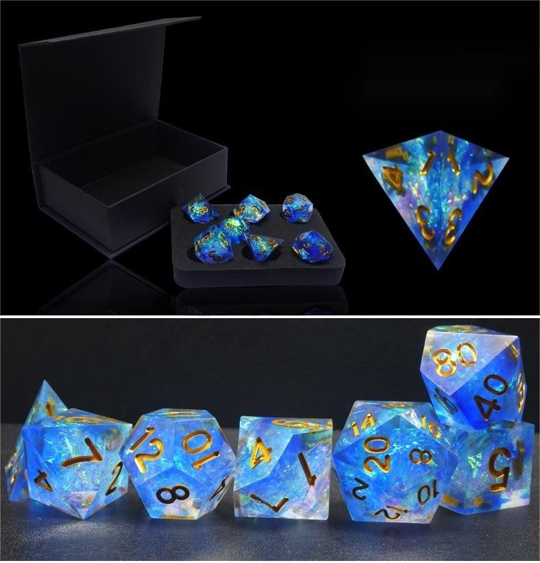 Blaue und farbige Harz-Figuren spielen ein Multi-Noodle-Wurf-Set Dragon und Dungeon Dnd Würfel